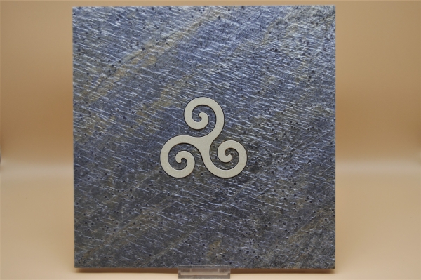 Kalkstein-Triskele in Granatschiefer